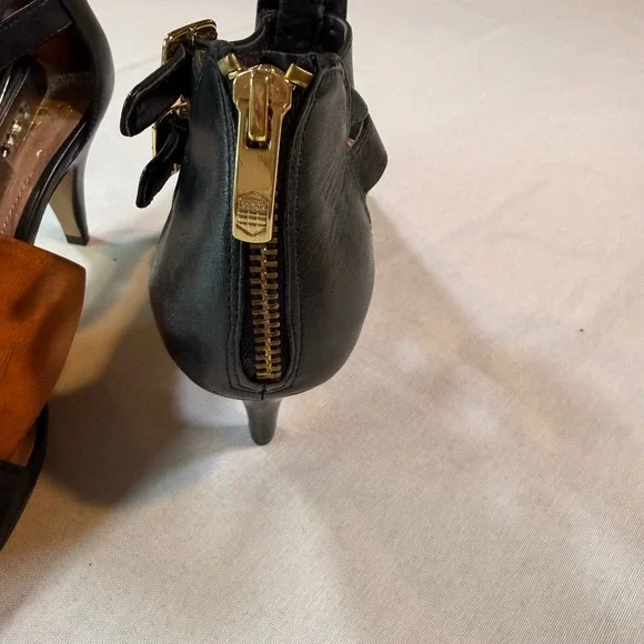 Vince Camuto Studded Sandals 8B Black Good Leather Kitten Heel Gladiator Luxury - Picture 2 of 10